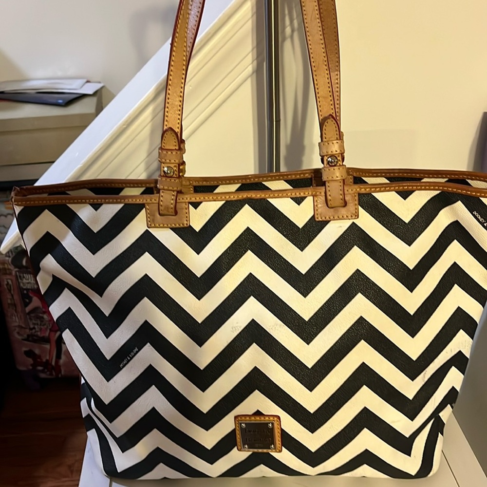 DOONEY & BOURKE LARGE CHEVRON TOTE BAG